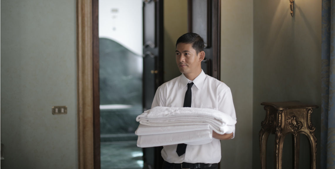 Hotelfachmann bringt neue Handtücher