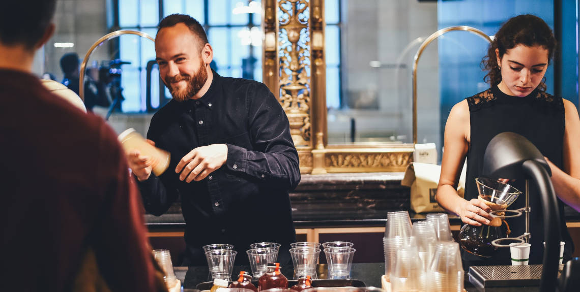 Hotelfachleute bereiten Getränke an Hotelbar zu