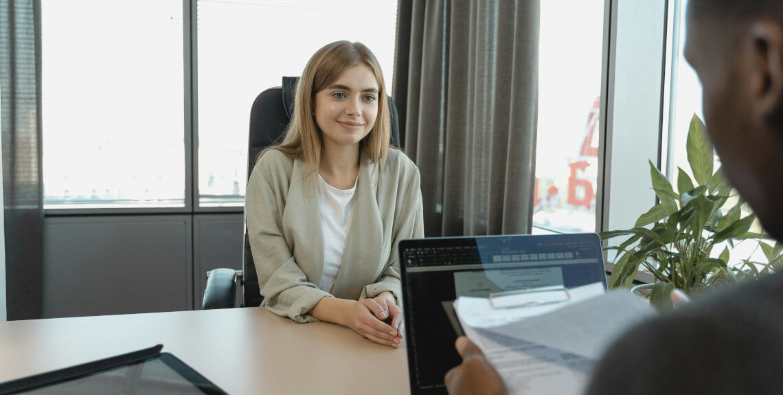 Bewerberin sitzt im Vorstellungsgespräch