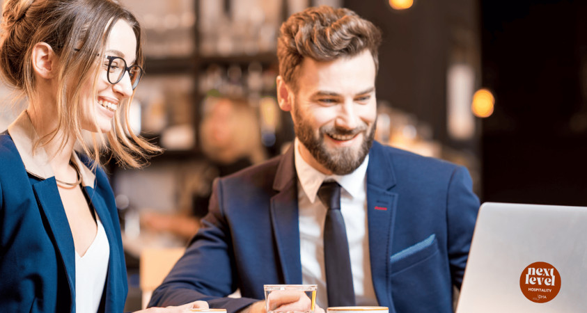 Zwei Personen am Laptop