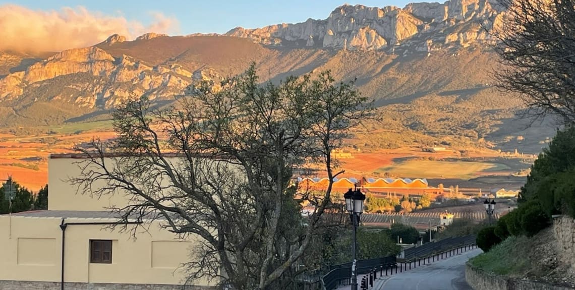 Stadt Laguardia mit Blick auf die Sierra de Cantabria Gebirge.